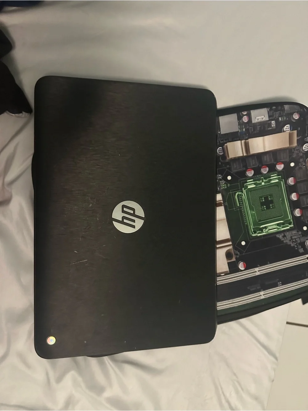 HP Laptop CHROMEBOOK, Chrome OS. (INCLUDES: CHARGER AND CASE)